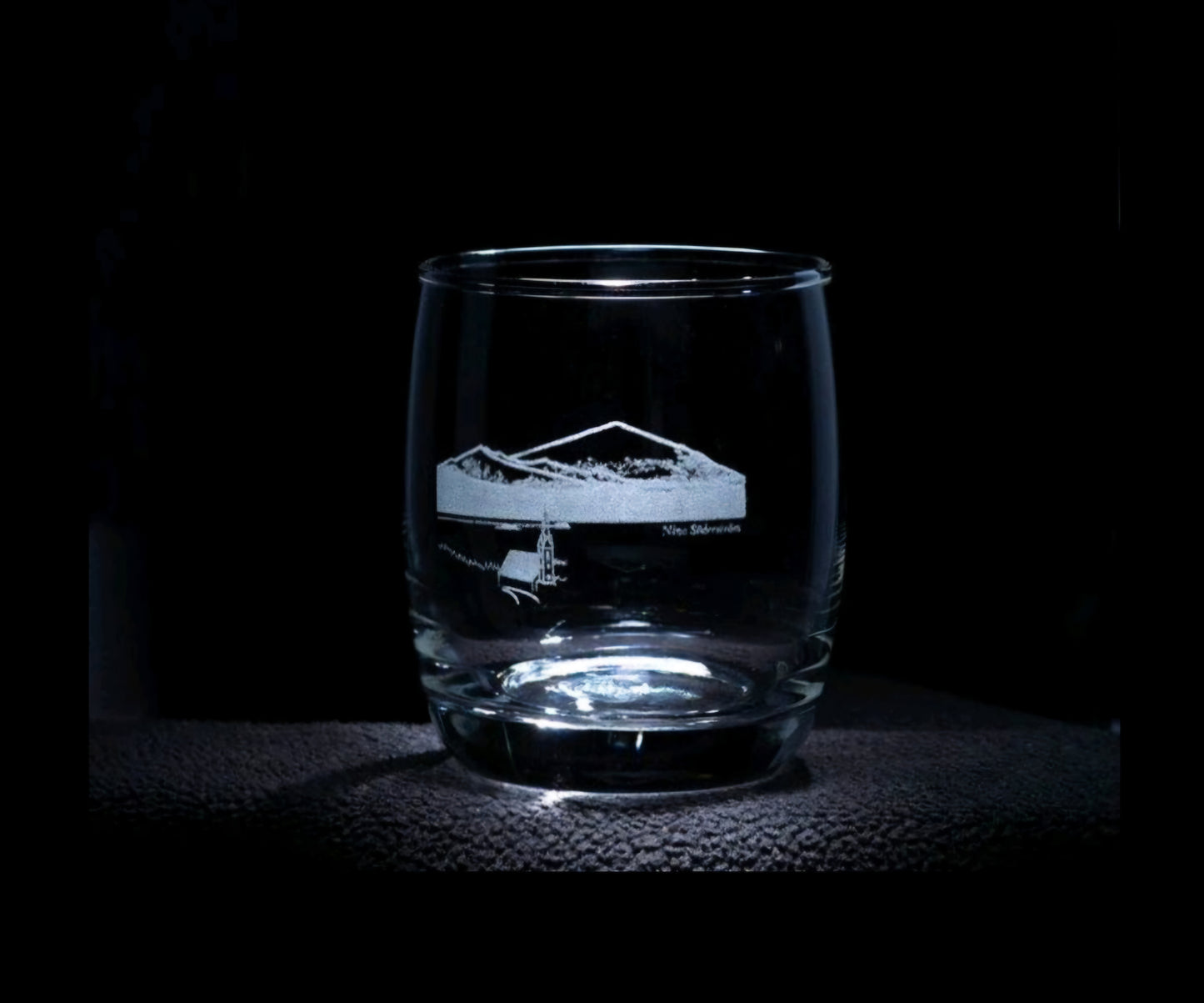 Vatten/Whiskyglas – Ryfjällets historia och elegans